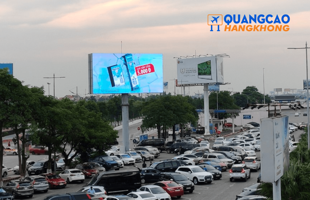 Pano quảng cáo khu vực bãi đỗ xe