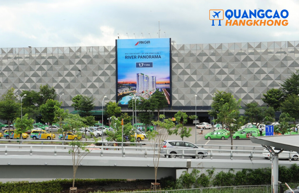 Pano quảng cáo lối vào sân bay