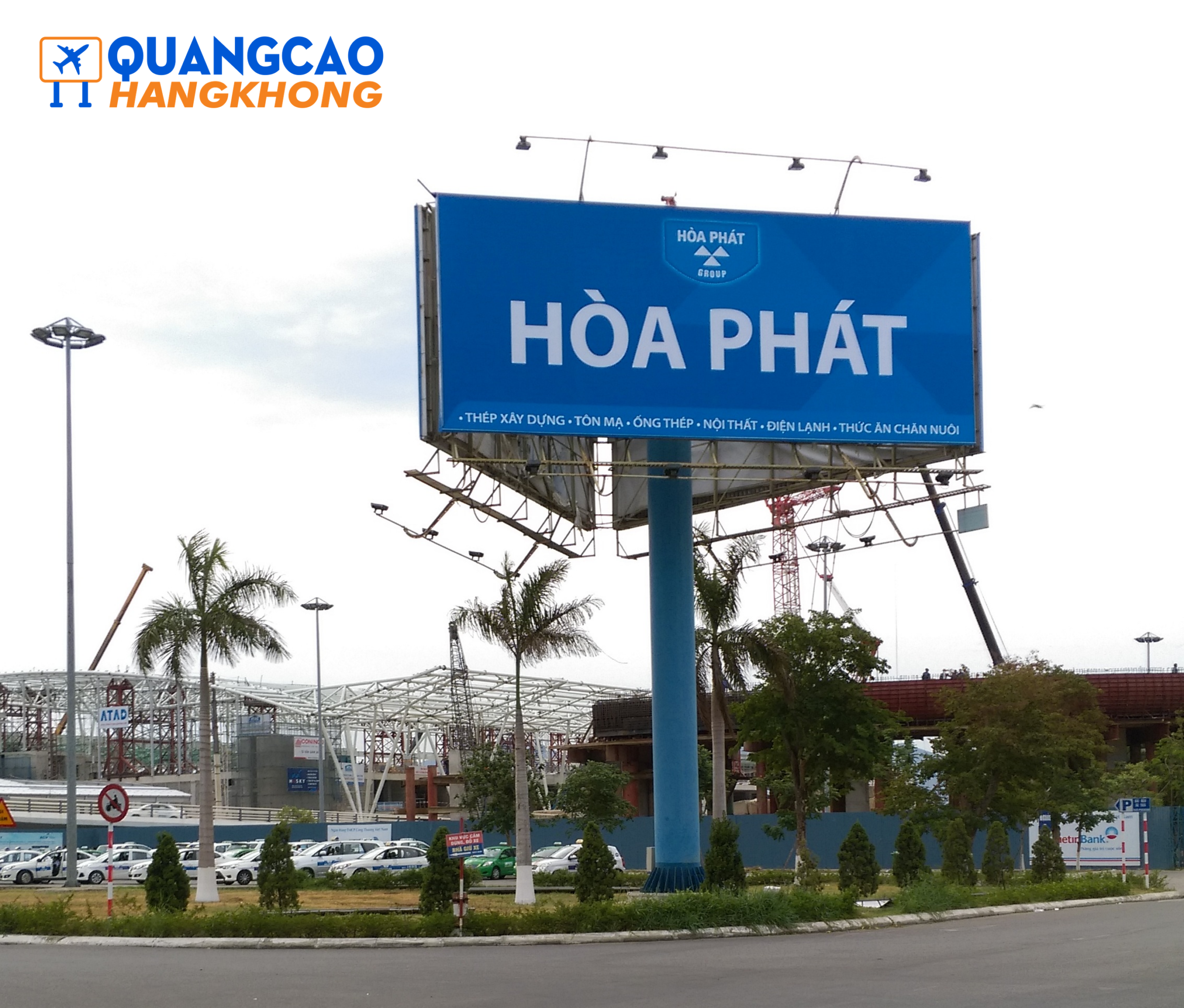 Pano quảng cáo tại khu vực bãi đỗ xe của sân bay