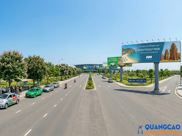 Pano quảng cáo tại tuyến đường dẫn vào sân bay Phù Cát