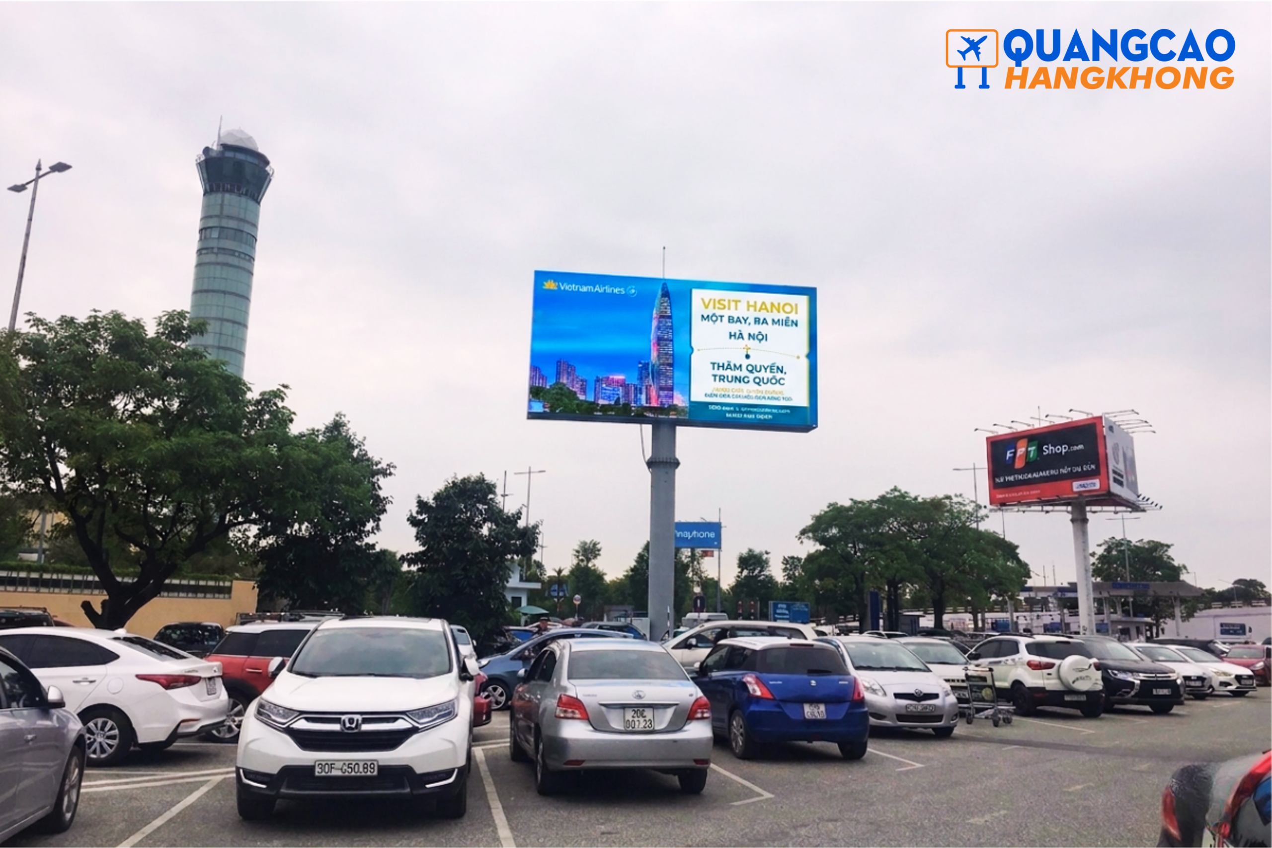 Pano tại khu vực bãi đỗ xe ngoài trời sân bay