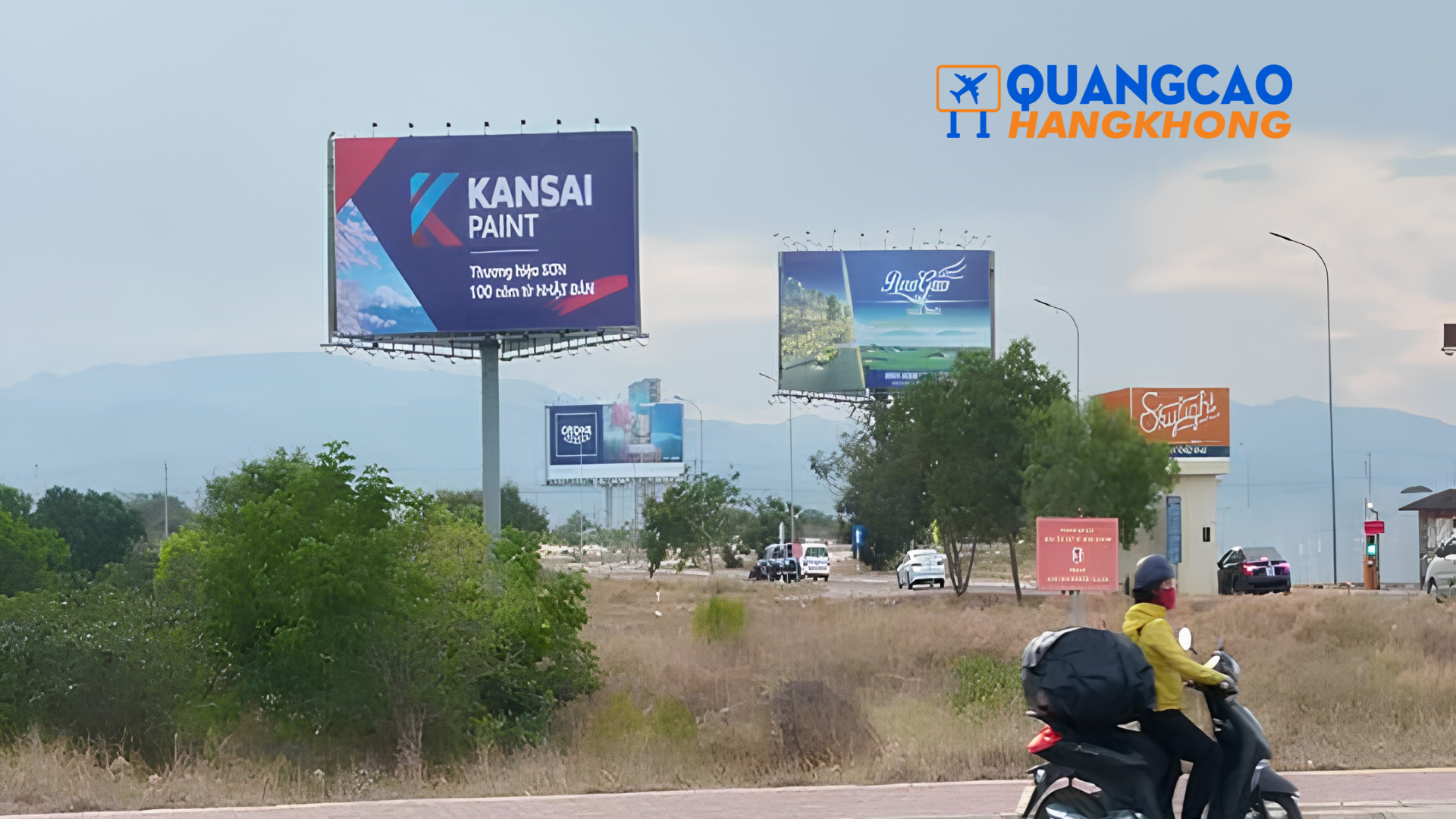 Pano quảng cáo sở hữu kích thước lớn cùng thiết kế nổi bật, giúp thu hút sự chú ý của khách hàng