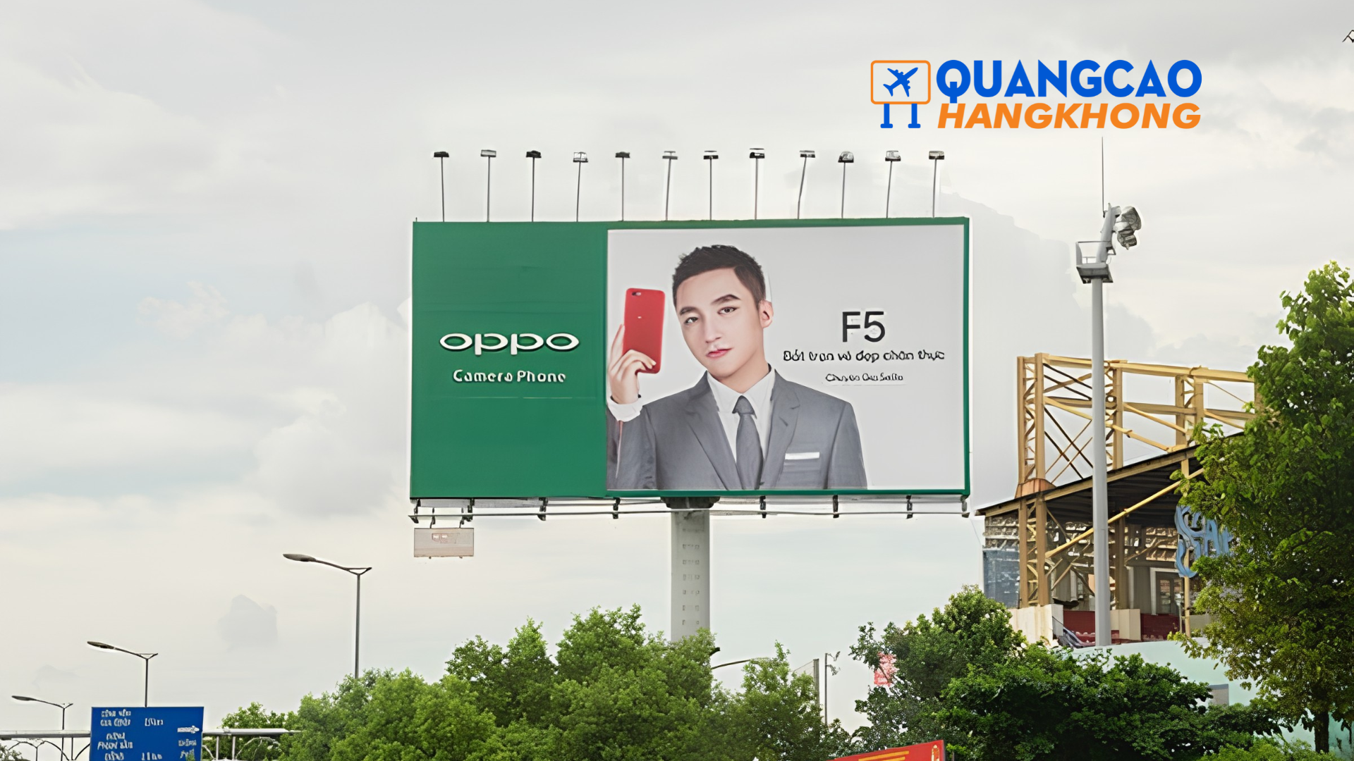 Pano quảng cáo ngu vực ngoài trời trước nhà ga