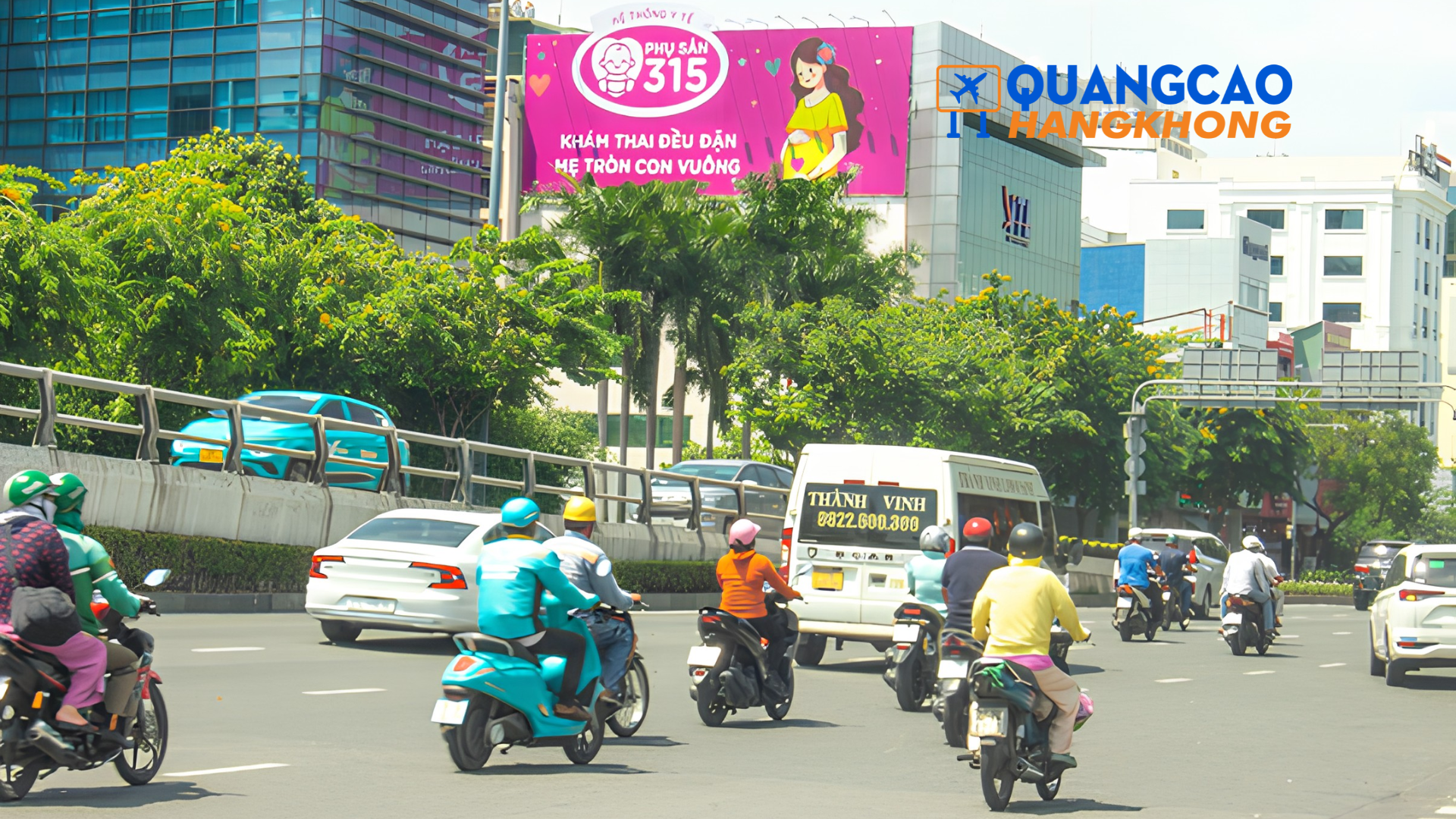 Pano quảng cáo trên tuyến đường dẫn vào sân bay